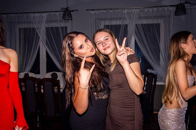 Przyjaciółki pozujące razem na imprezie