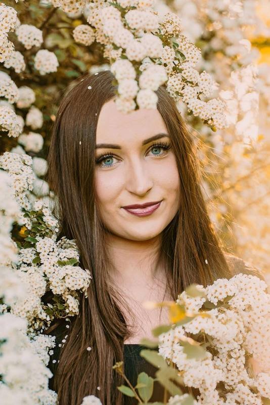 Portret kobiety wśród białych kwiatów