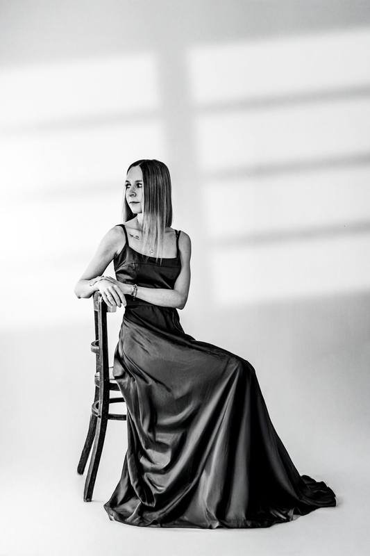 Elegancki czarno-biały portret kobiety w satynowej sukni