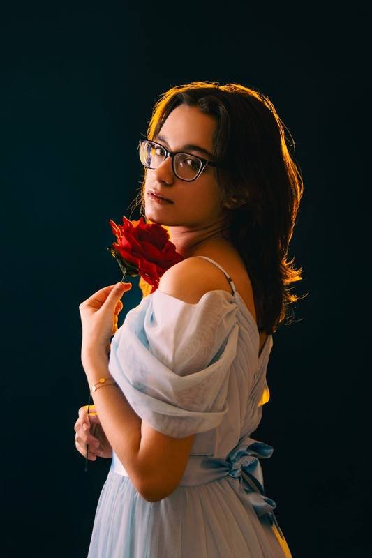 Nastrojowy portret kobiety z czerwonym liściem