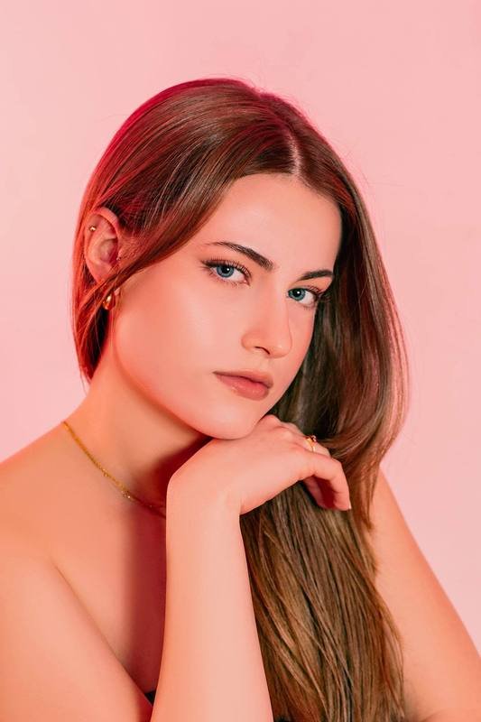 Portret kobiety na różowym tle w studio